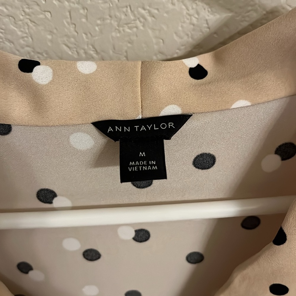 EUC✨ ANN TAYLOR polka dot M beige short sleeve blouse - Picture 2 of 3